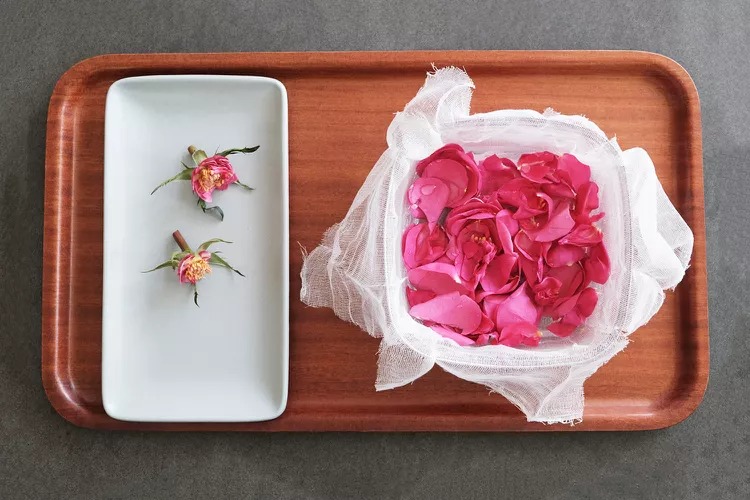 How to Make DIY Perfume With Fresh Flowers